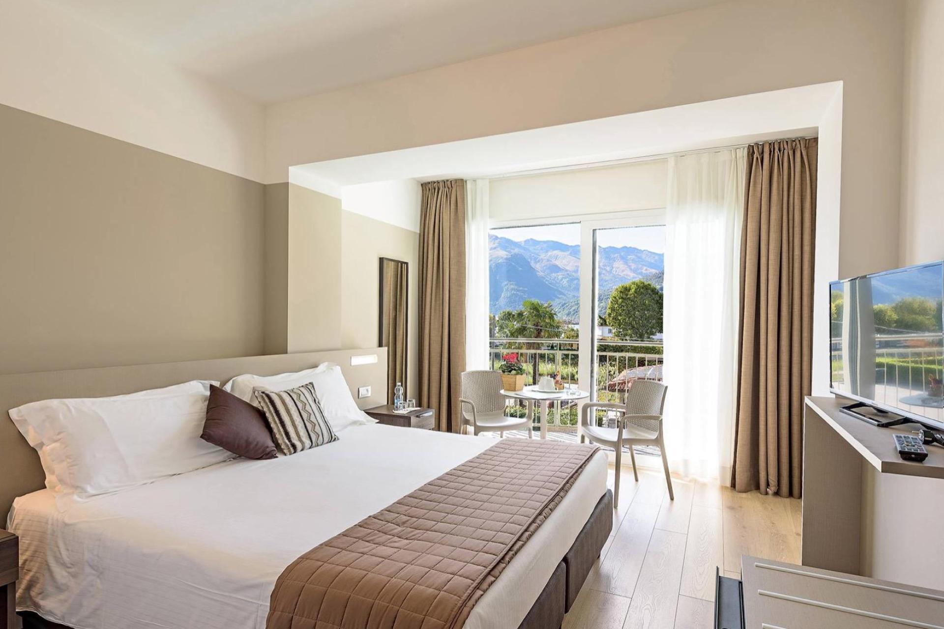 Agriturismo Lake Como and Lake Garda Hotel near the pebble beaches of Lake Como