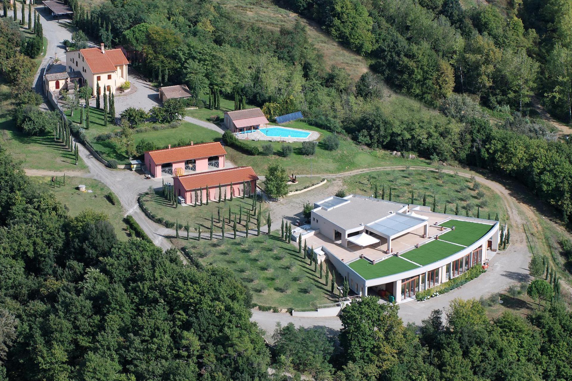 Agriturismo with wine cellar in the heart of Tuscany