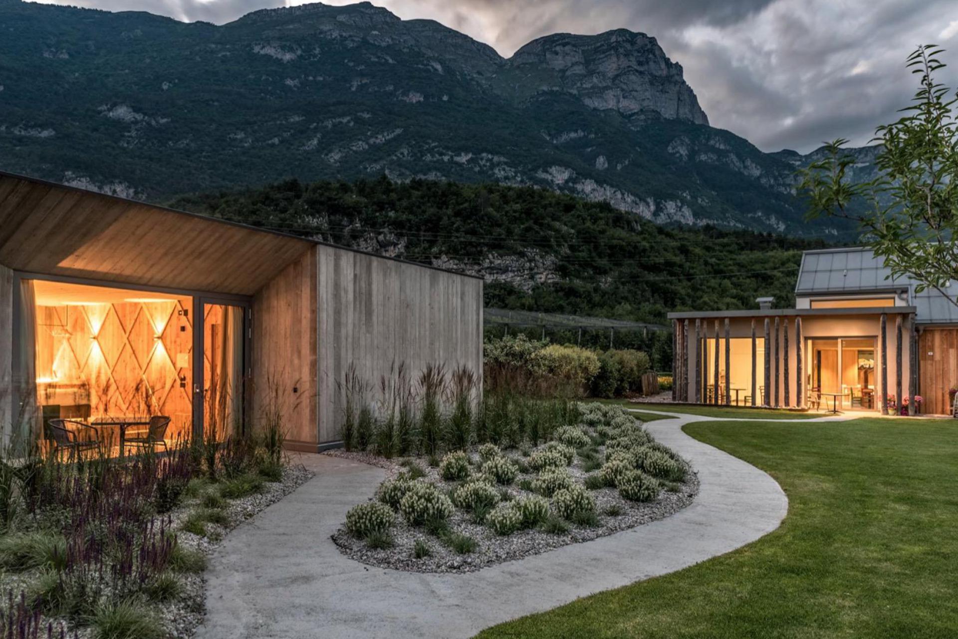 Organic apple-agriturismo in the lake valley of Trentino