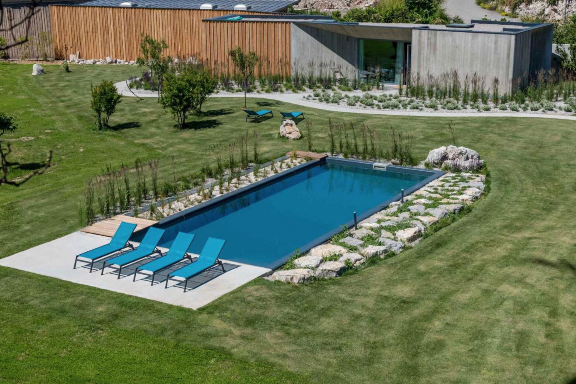 Organic apple-agriturismo in the lake valley of Trentino