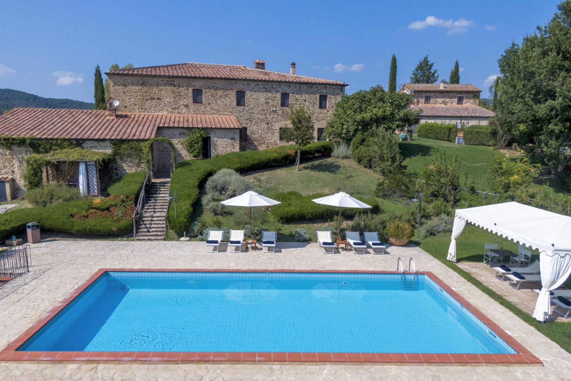 Agriturismo Tuscany with tastefully decorated apartments