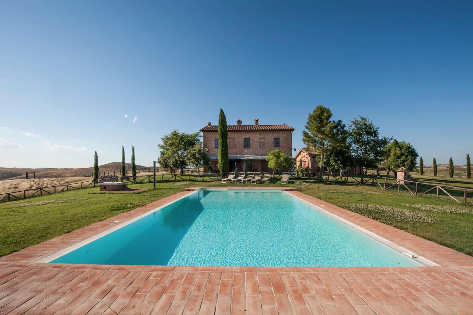Agriturismo with great views of the Tuscan hills and Siena
