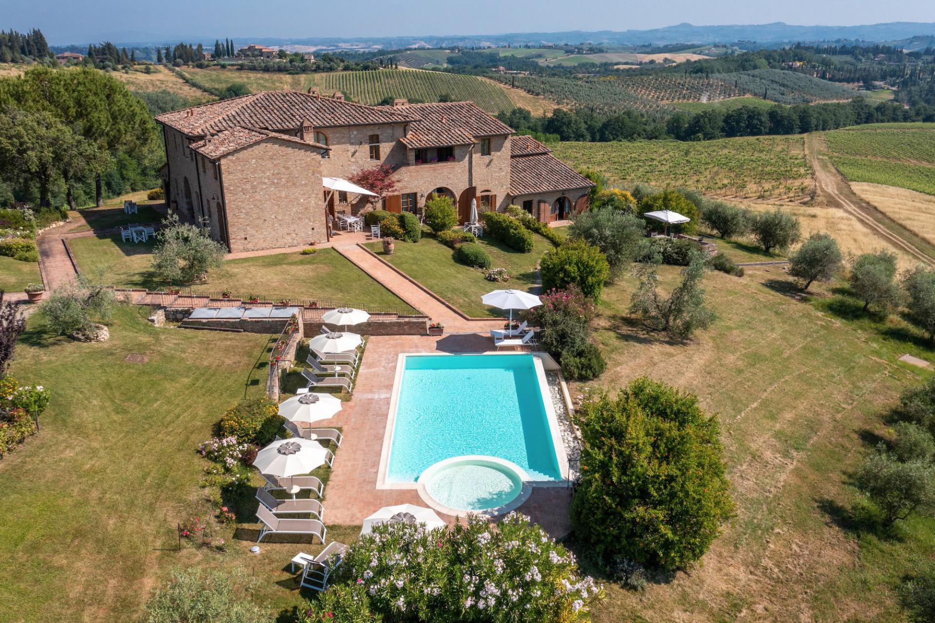 Luxury wine farm at 2 km from San Gimignano