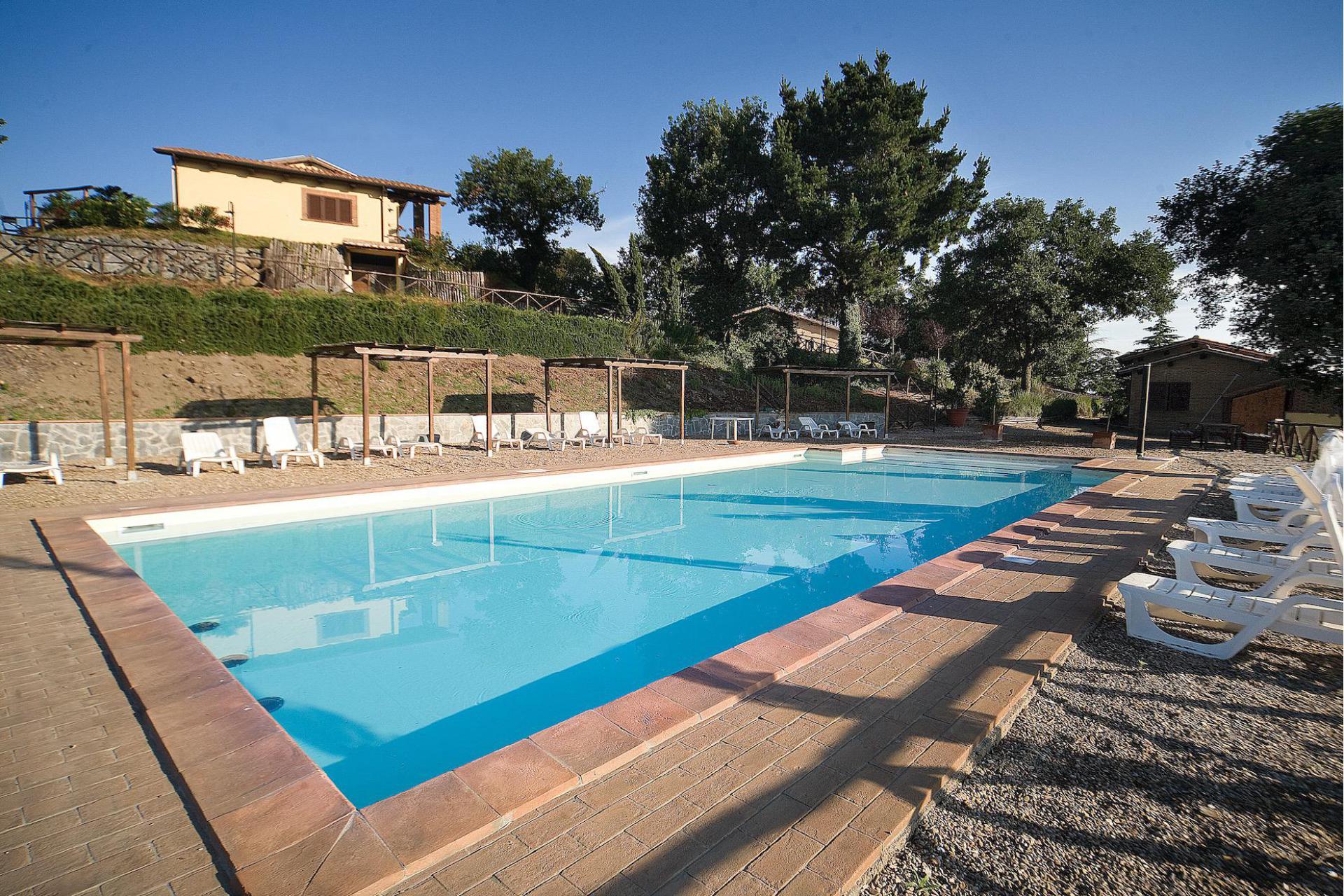 Agriturismo with glamping and apartments in central Italy