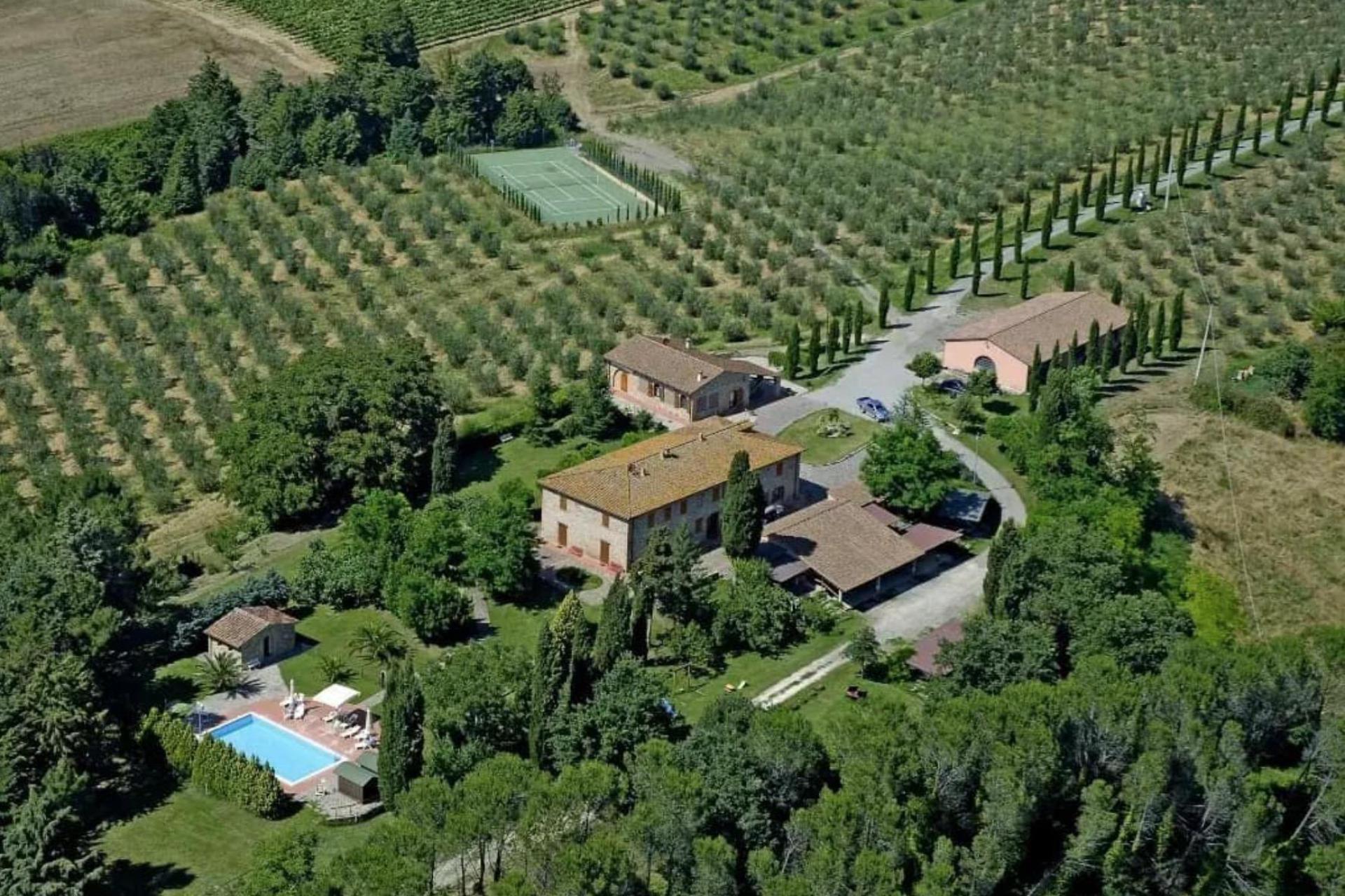 Agriturismo with wine cellar in the heart of Tuscany