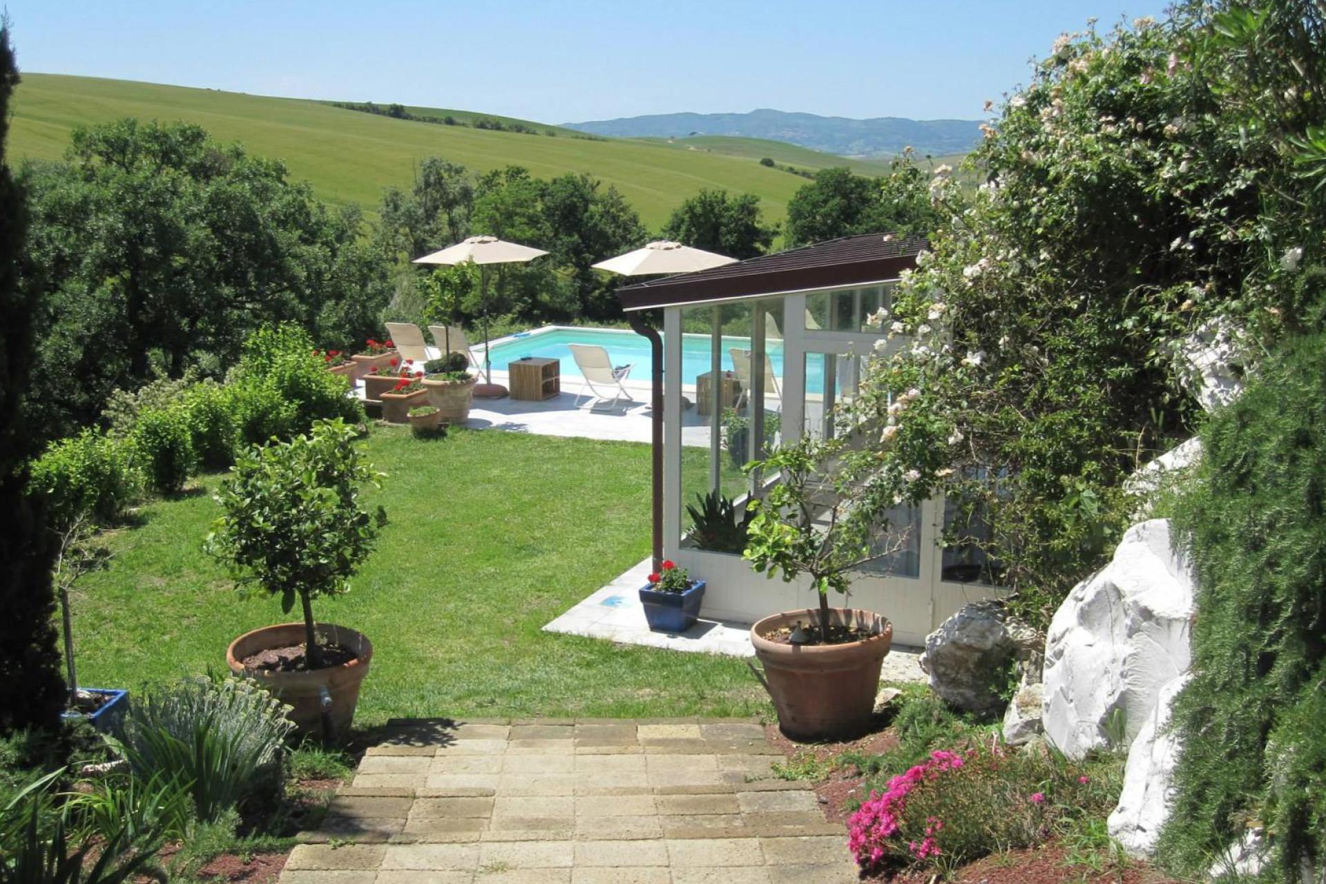 Small organic holiday farm in the Tuscan hills