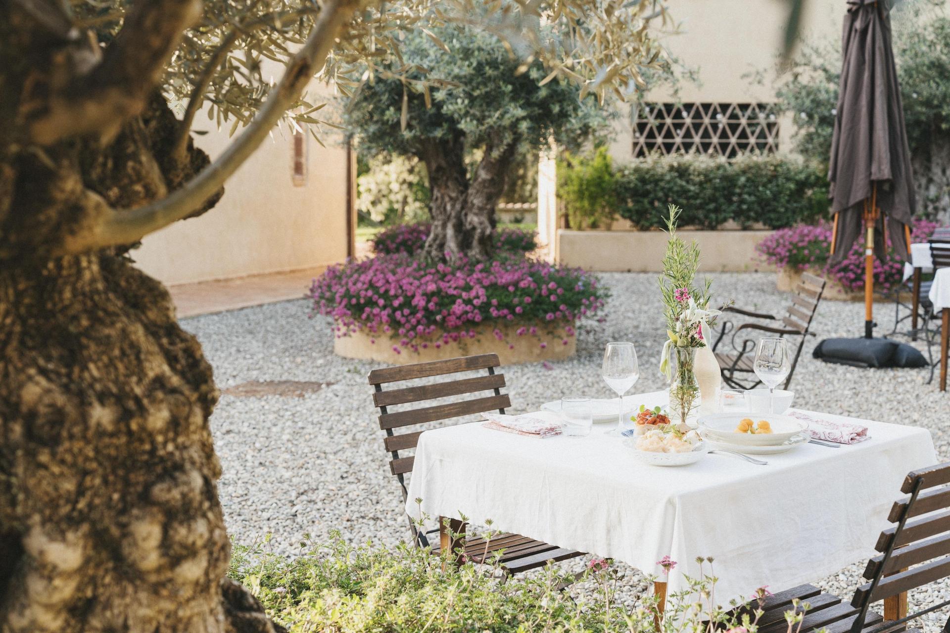 A small borgo with restaurant in the heart of Tuscany