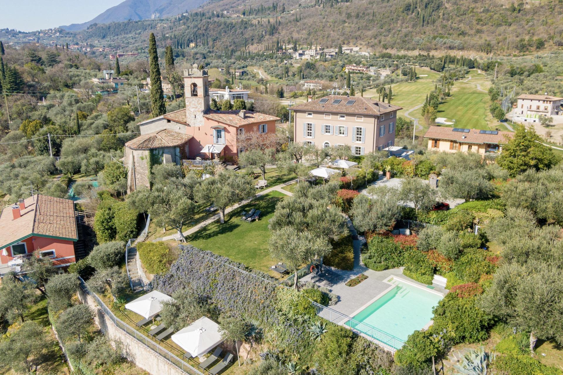 Agriturismo next to golf course overlooking Lake Garda