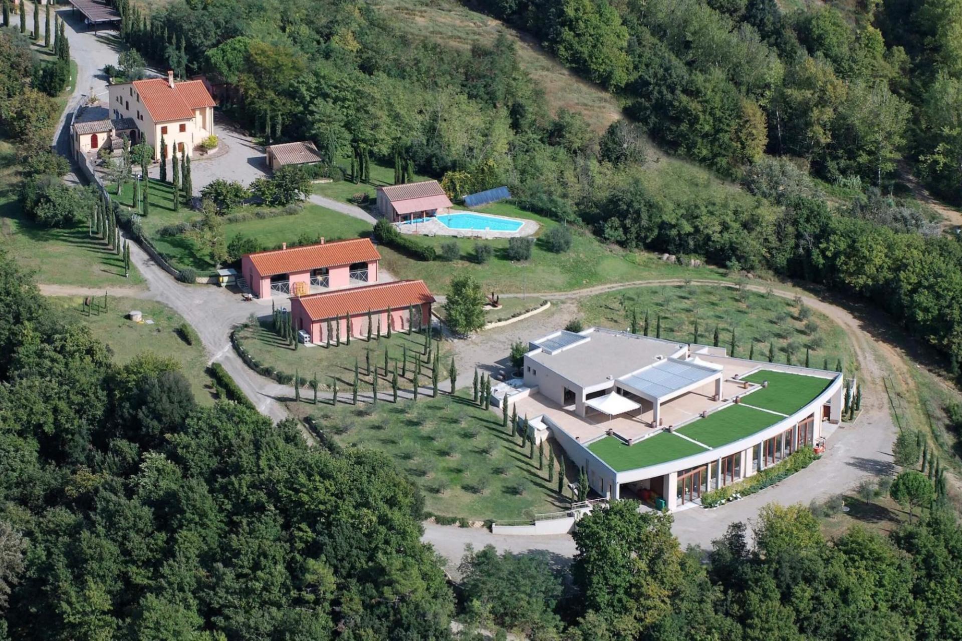 Agriturismo with wine cellar in the heart of Tuscany