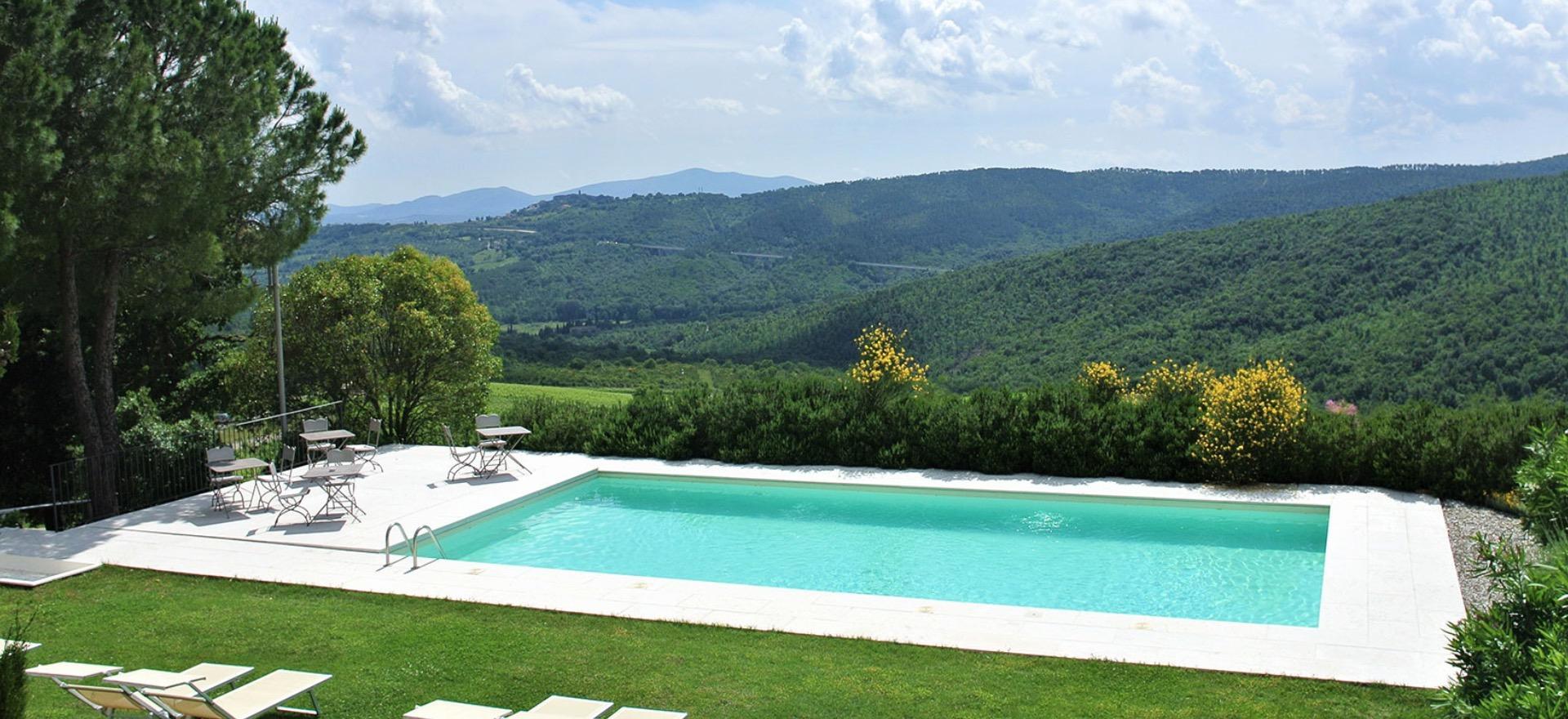 Agriturismo Tuscany Agriturismo between vineyards south of Siena