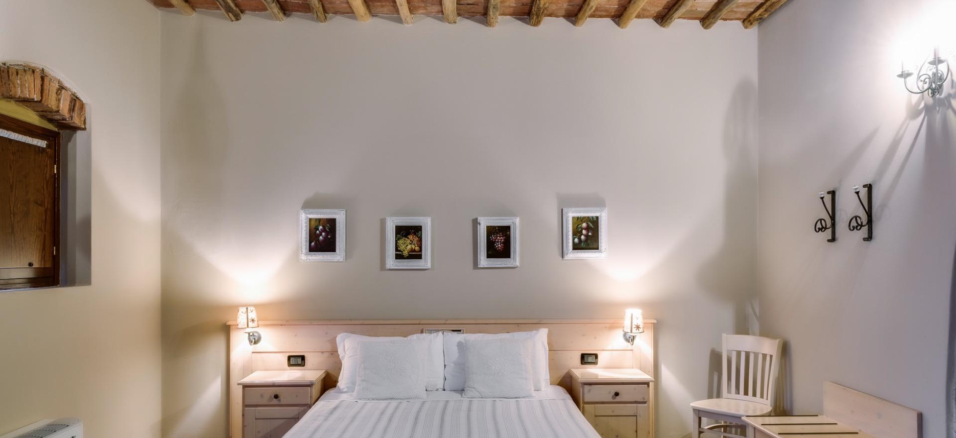 Agriturismo Tuscany Agriturismo between vineyards south of Siena