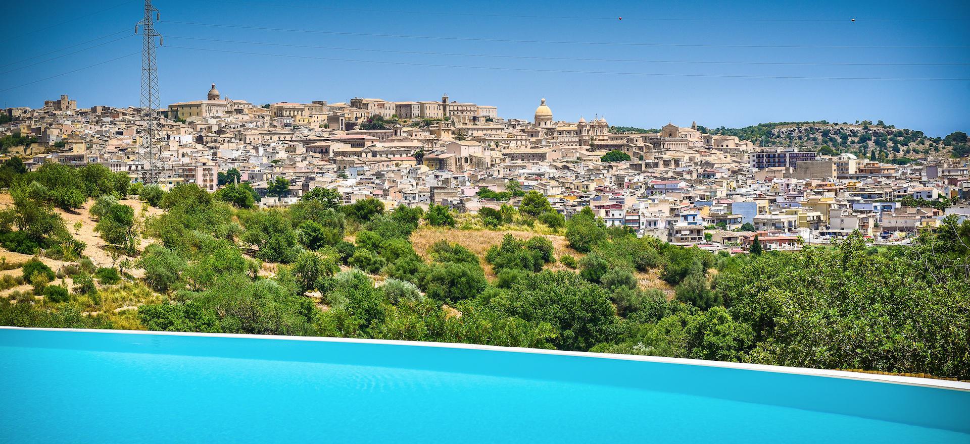 Agriturismo Sicily Superb agriturismo with a view of Noto and near the sea